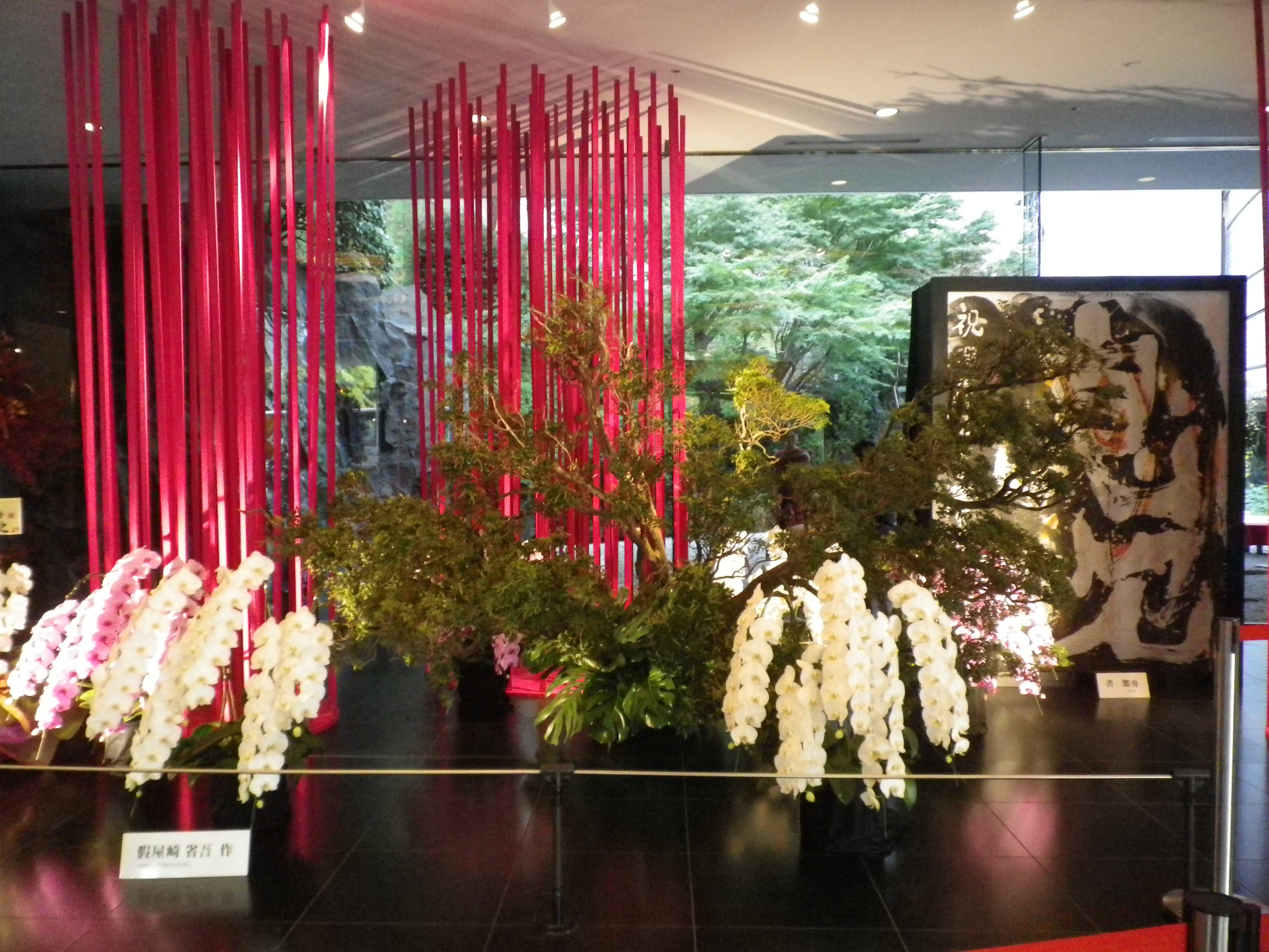 この隣には、そうそうたる芸能人からの花も沢山！