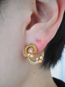 着物の帯などに使用される本金糸素材です。